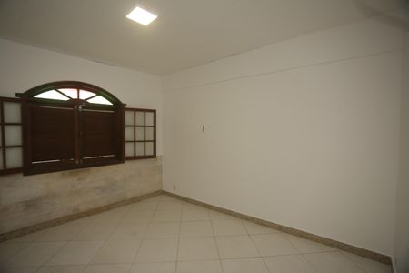 Sala de casa para alugar com 3 quartos, 200m² em Caiçara-adelaide, Belo Horizonte