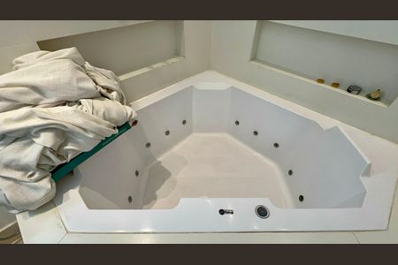 Apartamento para alugar com 220m², 3 quartos e 3 vagasBanheiro da Suíte 3