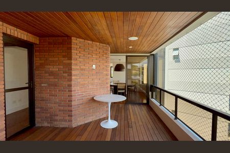 Apartamento para alugar com 220m², 3 quartos e 3 vagasVaranda