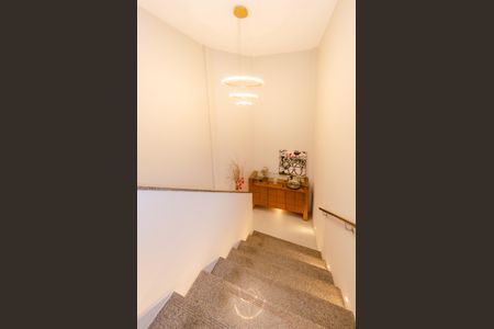Apartamento à venda com 312m², 5 quartos e 3 vagas Apartamento à venda com 312m², 5 quartos e 3 vagasEscada