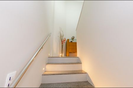 Apartamento à venda com 312m², 5 quartos e 3 vagas Apartamento à venda com 312m², 5 quartos e 3 vagasEscada