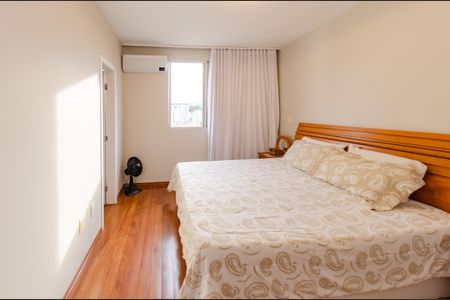 Apartamento à venda com 312m², 5 quartos e 3 vagas Apartamento à venda com 312m², 5 quartos e 3 vagasSuíte