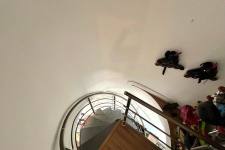 Apartamento à venda com 90m², 3 quartos e 2 vagas Apartamento à venda com 90m², 3 quartos e 2 vagasEscada