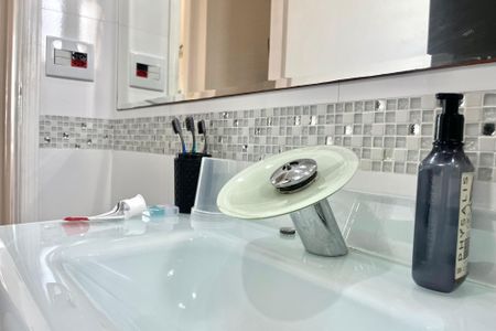 Apartamento à venda com 90m², 3 quartos e 2 vagas Apartamento à venda com 90m², 3 quartos e 2 vagasBanheiro 2