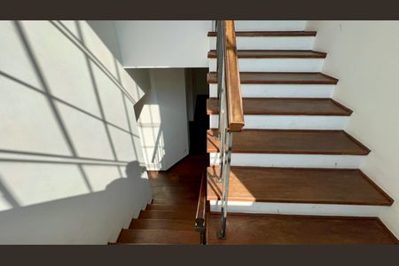 Casa à venda com 400m², 4 quartos e 4 vagasEscada