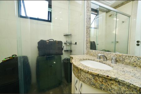 Apartamento à venda com 151m², 4 quartos e 2 vagas Apartamento à venda com 151m², 4 quartos e 2 vagasBanheiro Suite 1