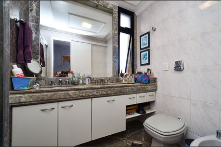 Apartamento à venda com 151m², 4 quartos e 2 vagas Apartamento à venda com 151m², 4 quartos e 2 vagasBanheiro Suite 2