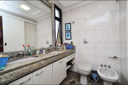 Apartamento à venda com 151m², 4 quartos e 2 vagas Apartamento à venda com 151m², 4 quartos e 2 vagasBanheiro Suite 2