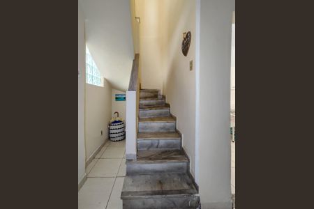 Casa à venda com 96m², 2 quartos e sem vaga Casa à venda com 96m², 2 quartos e sem vagaEscada