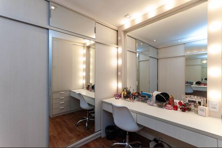 Apartamento à venda com 170m², 3 quartos e 3 vagas Apartamento à venda com 170m², 3 quartos e 3 vagasCloset Quarto 1 Suíte