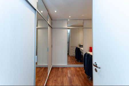 Apartamento à venda com 170m², 3 quartos e 3 vagas Apartamento à venda com 170m², 3 quartos e 3 vagasCloset Quarto 1 Suíte
