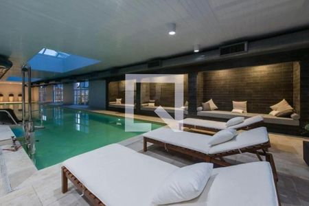Apartamento à venda com 170m², 3 quartos e 3 vagas Apartamento à venda com 170m², 3 quartos e 3 vagasÁrea Comum - Piscina Coberta