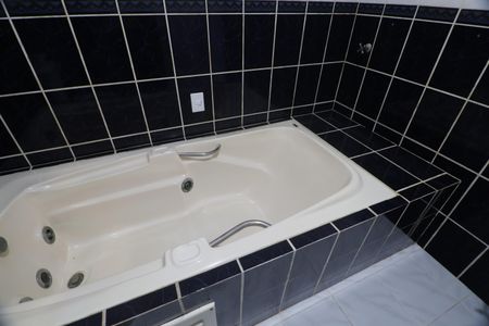 Casa à venda com 260m², 4 quartos e 5 vagasBanheiro 1