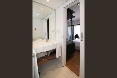 Banheiro de kitnet/studio para alugar com 1 quarto, 46m² em Itaim Bibi, São Paulo