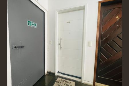 Apartamento à venda com 54m², 2 quartos e 1 vaga Apartamento à venda com 54m², 2 quartos e 1 vagaHall elevador