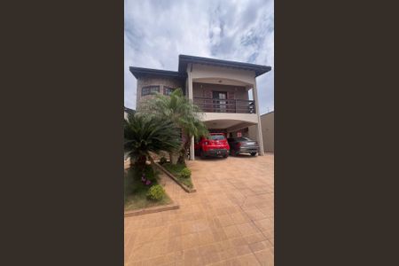 Casa à venda com 259m², 3 quartos e 6 vagas Casa à venda com 259m², 3 quartos e 6 vagasFachada