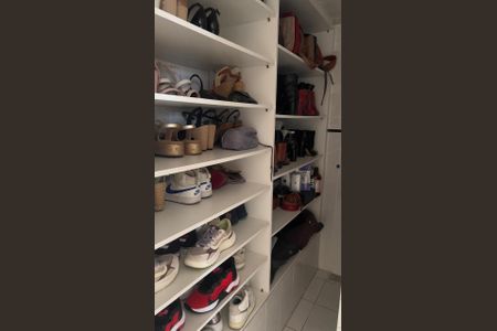 Casa à venda com 259m², 3 quartos e 6 vagas Casa à venda com 259m², 3 quartos e 6 vagasCloset