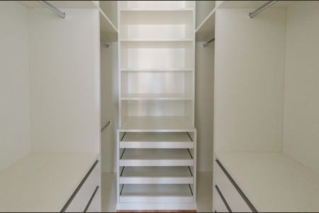 Apartamento à venda com 133m², 4 quartos e 3 vagas Apartamento à venda com 133m², 4 quartos e 3 vagasCloset suíte 2