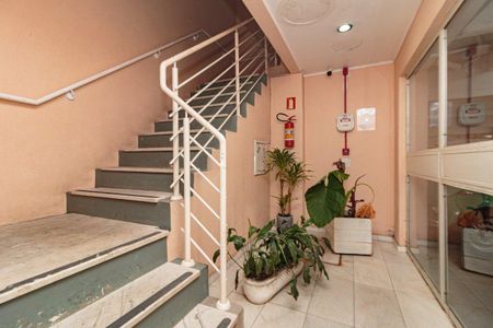 Escada de kitnet/studio para alugar com 1 quarto, 30m² em Cristo Redentor, Porto Alegre