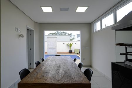 Casa de condomínio para alugar com 240m², 4 quartos e 4 vagasChurrasqueira