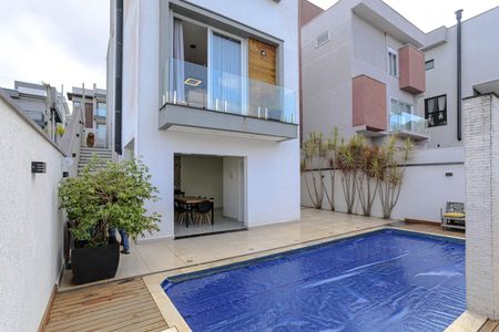 Casa de condomínio para alugar com 240m², 4 quartos e 4 vagasPiscina