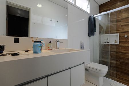 Casa de condomínio para alugar com 240m², 4 quartos e 4 vagasBanheiro Suíte 1