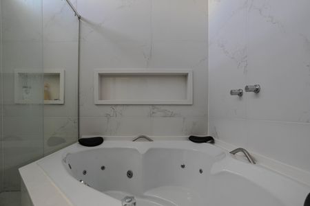 Casa de condomínio para alugar com 240m², 4 quartos e 4 vagasBanheiro - Suíte 3