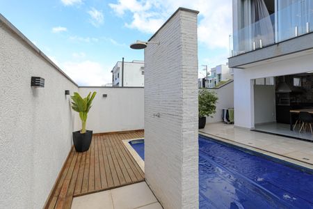 Casa de condomínio para alugar com 240m², 4 quartos e 4 vagasPiscina