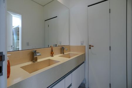 Casa de condomínio para alugar com 240m², 4 quartos e 4 vagasBanheiro Suíte 2