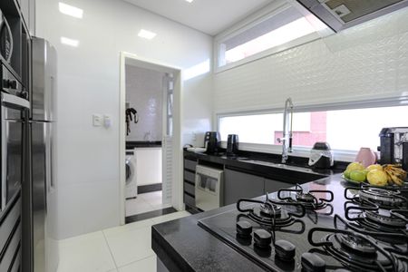 Casa de condomínio para alugar com 240m², 4 quartos e 4 vagasCozinha