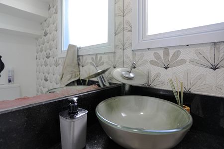 Casa de condomínio para alugar com 240m², 4 quartos e 4 vagasLavabo