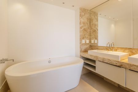Apartamento à venda com 335m², 4 quartos e 4 vagas Apartamento à venda com 335m², 4 quartos e 4 vagasBanheiro da Suíte 4