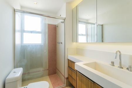 Apartamento à venda com 335m², 4 quartos e 4 vagas Apartamento à venda com 335m², 4 quartos e 4 vagasBanheiro da Suíte 1