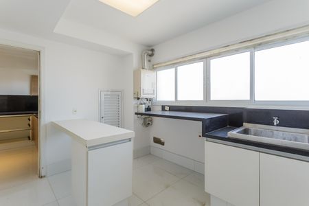 Apartamento à venda com 335m², 4 quartos e 4 vagas Apartamento à venda com 335m², 4 quartos e 4 vagasÁrea de Serviço
