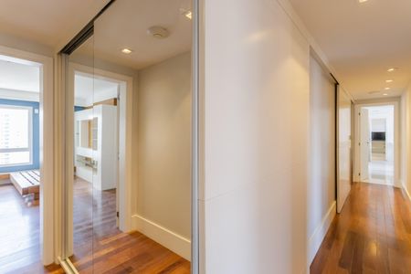 Apartamento à venda com 335m², 4 quartos e 4 vagas Apartamento à venda com 335m², 4 quartos e 4 vagasCorredor