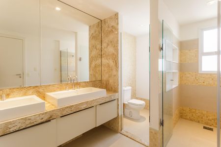 Apartamento à venda com 335m², 4 quartos e 4 vagas Apartamento à venda com 335m², 4 quartos e 4 vagasBanheiro da Suíte 4