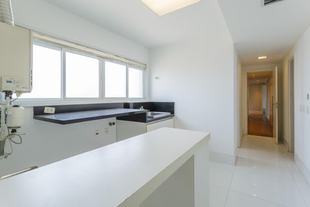 Apartamento à venda com 335m², 4 quartos e 4 vagas Apartamento à venda com 335m², 4 quartos e 4 vagasÁrea de Serviço