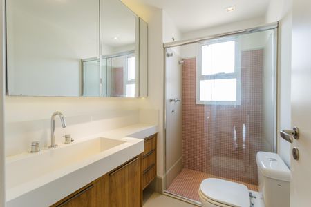 Apartamento à venda com 335m², 4 quartos e 4 vagas Apartamento à venda com 335m², 4 quartos e 4 vagasBanheiro da Suíte 2