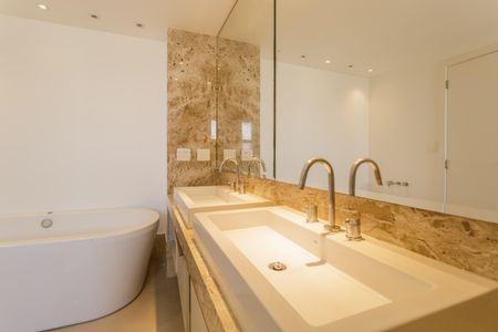 Apartamento à venda com 335m², 4 quartos e 4 vagas Apartamento à venda com 335m², 4 quartos e 4 vagasBanheiro da Suíte 4