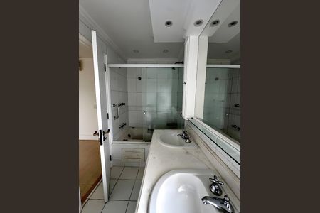 Apartamento para alugar com 202m², 4 quartos e 2 vagas Apartamento para alugar com 202m², 4 quartos e 2 vagasBanheiro da Suíte