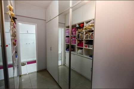 Casa à venda com 225m², 4 quartos e 2 vagas Casa à venda com 225m², 4 quartos e 2 vagasCloset da Suíte