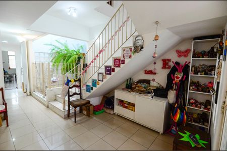 Casa à venda com 225m², 4 quartos e 2 vagas Casa à venda com 225m², 4 quartos e 2 vagasSala