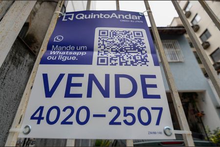 Casa à venda com 225m², 4 quartos e 2 vagas Casa à venda com 225m², 4 quartos e 2 vagasPlaca