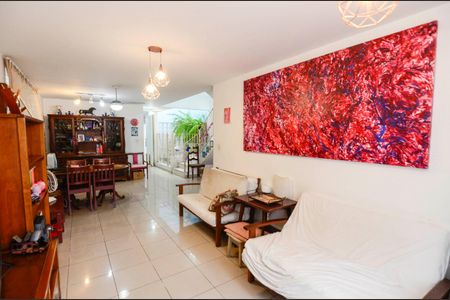 Casa à venda com 225m², 4 quartos e 2 vagas Casa à venda com 225m², 4 quartos e 2 vagasSala