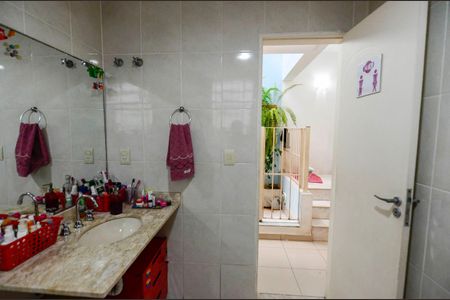 Casa à venda com 225m², 4 quartos e 2 vagas Casa à venda com 225m², 4 quartos e 2 vagasBanheiro 2