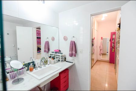 Casa à venda com 225m², 4 quartos e 2 vagas Casa à venda com 225m², 4 quartos e 2 vagasBanheiro da Suíte