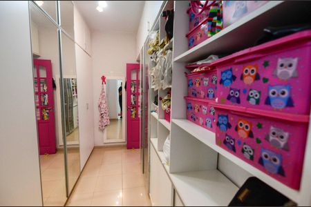 Casa à venda com 225m², 4 quartos e 2 vagas Casa à venda com 225m², 4 quartos e 2 vagasCloset da Suíte