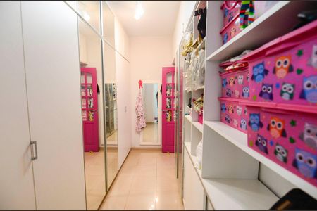 Casa à venda com 225m², 4 quartos e 2 vagas Casa à venda com 225m², 4 quartos e 2 vagasCloset da Suíte