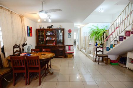 Casa à venda com 225m², 4 quartos e 2 vagas Casa à venda com 225m², 4 quartos e 2 vagasSala