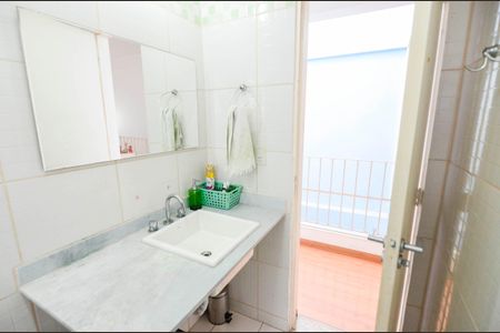 Casa à venda com 225m², 4 quartos e 2 vagas Casa à venda com 225m², 4 quartos e 2 vagasBanheiro 1